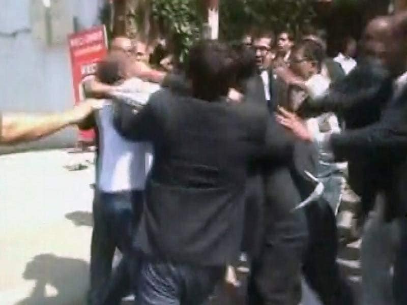 Videos : लखनऊ में वकीलों का प्रदर्शन