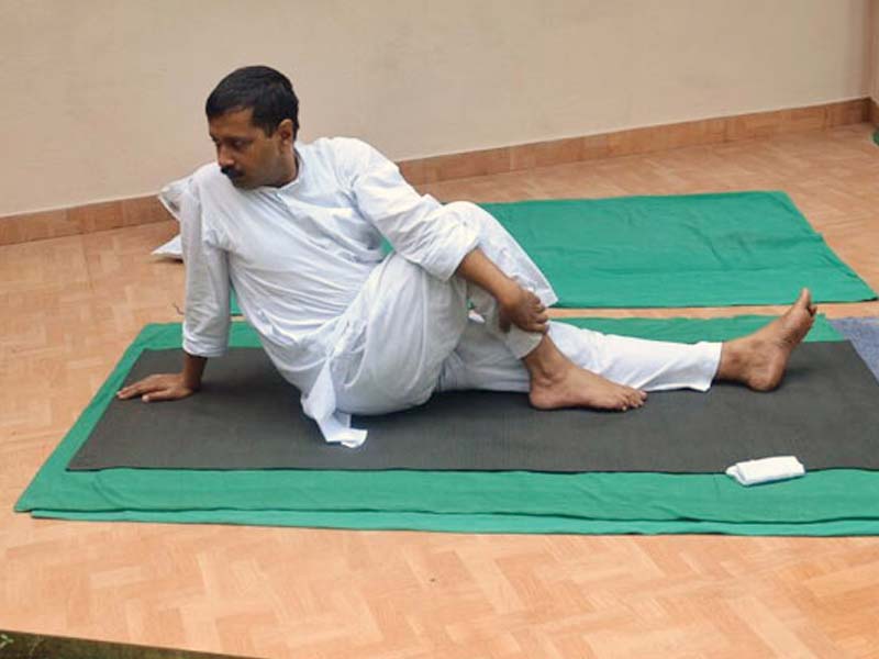 दिल्ली में 'आप' के बवाल से दूर केजरीवाल