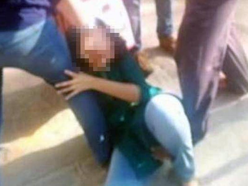 बेंगलुरु में पुलिसवाले पिता ने बेटी को सरेआम पीटा
