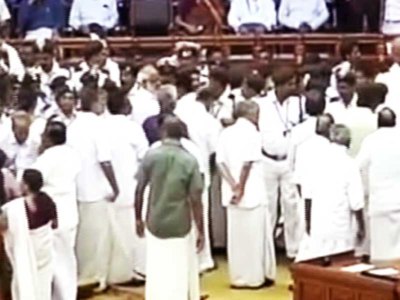 केरल विधानसभा में हंगामा, स्पीकर की कुर्सी फेंकी, तोड़फोड़-हाथापाई