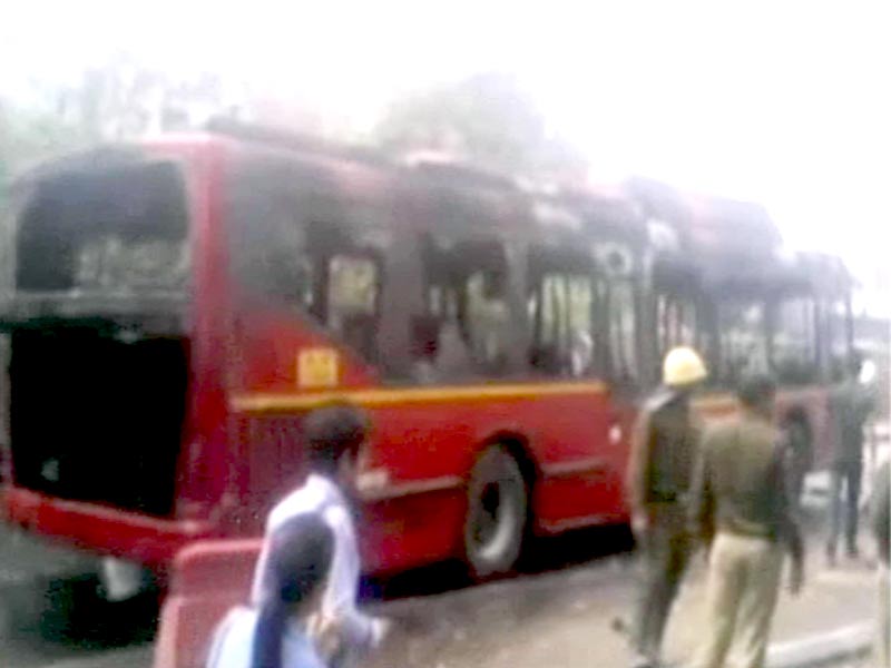 बच्चे को कुचला : डीटीसी की बसों में तोड़फोड़-आगजनी