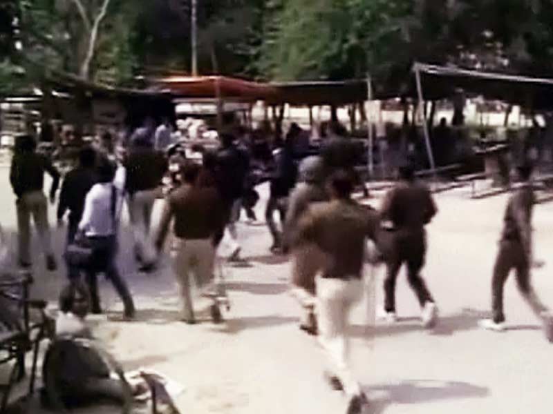 Videos : मेरठ में लाठीचार्ज, कई छात्र घायल