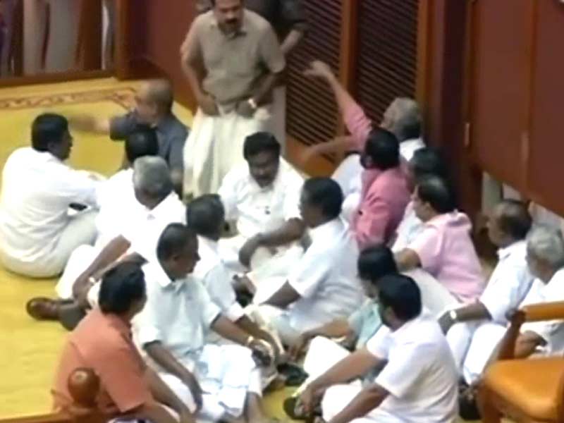 इंडिया 7 बजे : कुरुक्षेत्र बनी केरल विधानसभा