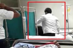 लखनऊ : डॉक्टर ने की मरीज की पिटाई, वीडियो इंटरनेट पर वायरल लखनऊ : डॉक्टर ने की मरीज की पिटाई, वीडियो इंटरनेट पर वायरल