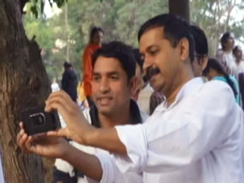 बेंगलुरु में सेल्फी खींचना सिखाते दिखें केजरीवाल