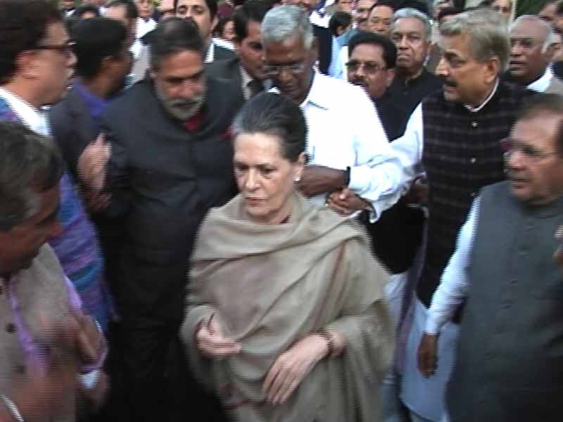 Video : Sonia Gandhi Leads Opposition March to Rashtrapati Bhawan Against Land Bill