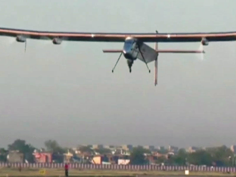 सोलर पावर से उड़ने वाले विमान ने वाराणसी के लिए उड़ान भरी