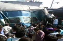 रायबरेली : जनता एक्सप्रेस की दो बोगियां पटरी से उतरीं रायबरेली : जनता एक्सप्रेस की दो बोगियां पटरी से उतरीं