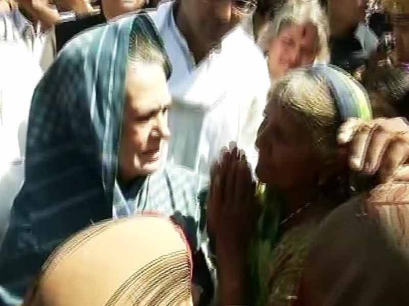 राजस्थान : बारिश से बरबाद किसानों से मिलीं सोनिया