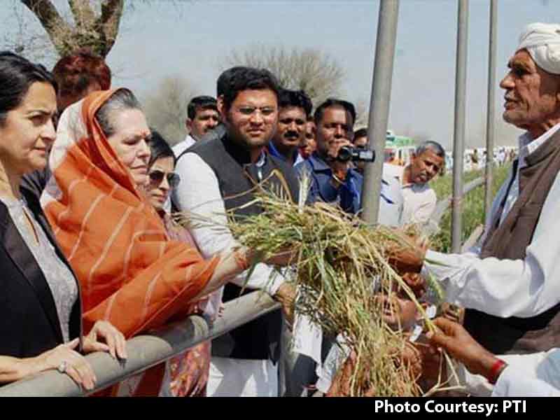 Video : Sonia Gandhi Meets Haryana Farmers Hit by Unseasonal Rains; BJP Government Calls it 'Tourism'