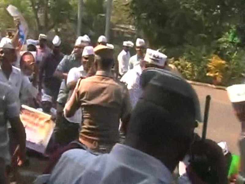 AAP Workers Storm into Chief Minister's Residence in Chennai, Demand CBI Probe into Engineer's Death