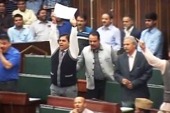 जम्मू-कश्मीर : आतंकी हमलों के विरोध में विधानसभा में हंगामा जम्मू-कश्मीर : आतंकी हमलों के विरोध में विधानसभा में हंगामा