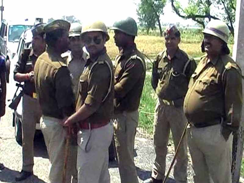 देवरिया में तीन लड़कियों के शव खेत में पड़े मिले