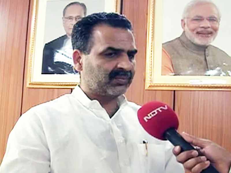 किसानों की मदद के लिए बीमा कंपनियों से बात करेगी सरकार : कृषि राज्यमंत्री