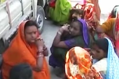 खुदकुशी करने पर मजबूर बारिश से बर्बाद किसान खुदकुशी करने पर मजबूर बारिश से बर्बाद किसान