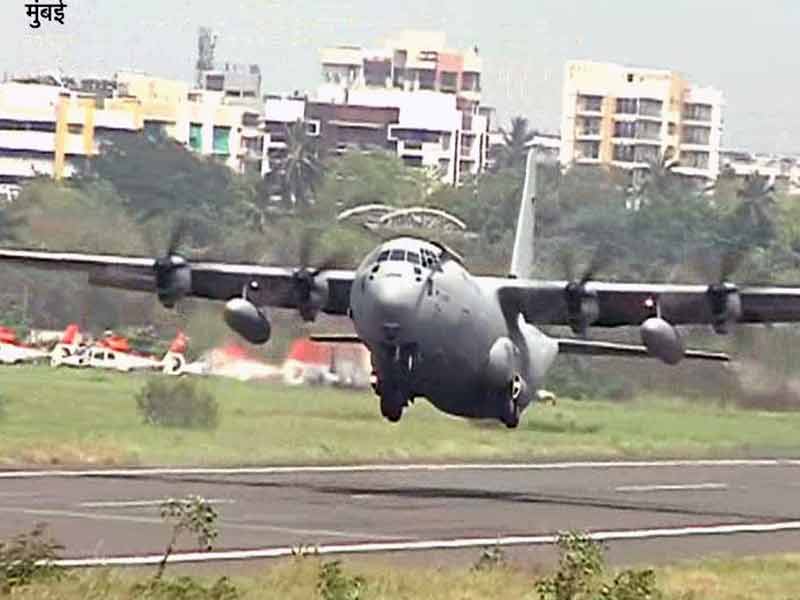 मुंबई के जुहू रनवे पर उतरा हर्क्‍यूलिस C130J