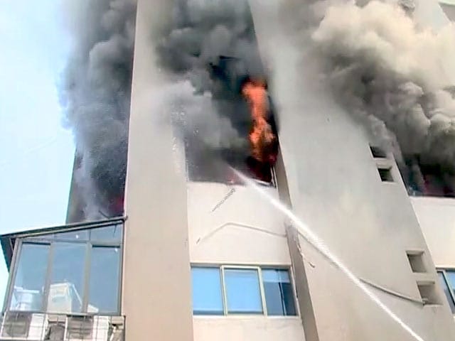 Video : मुंबई : अंधेरी में कमर्शियल बिल्डिंग में आग लगी