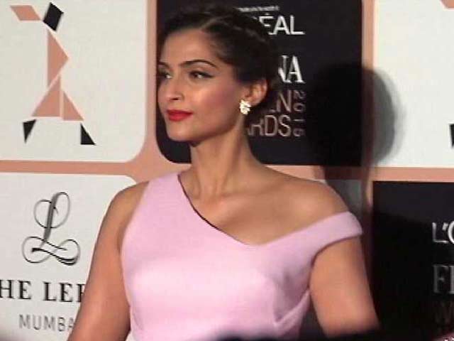 Sonam Kapoor Kept Waiting at an Award Show