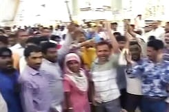 वेतन न मिलने से हड़ताल पर एमसीडी के सफ़ाई कर्मचारी वेतन न मिलने से हड़ताल पर एमसीडी के सफ़ाई कर्मचारी