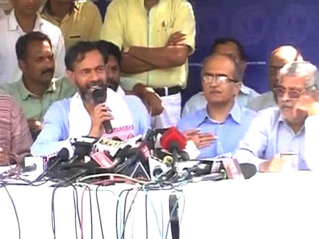 Video : AAP Punishes Yogendra Yadav, Prashant Bhushan, Drops Them From Panel