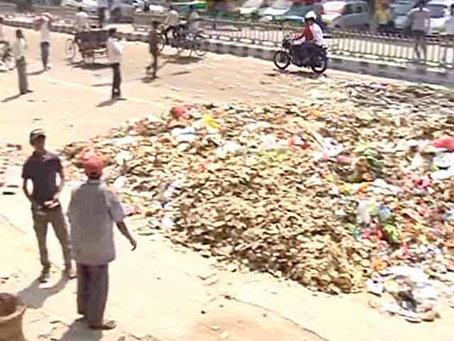 Video : Garbage Dumped on Delhi Streets as Sanitation Workers Strike Over Non-Payment of Wages