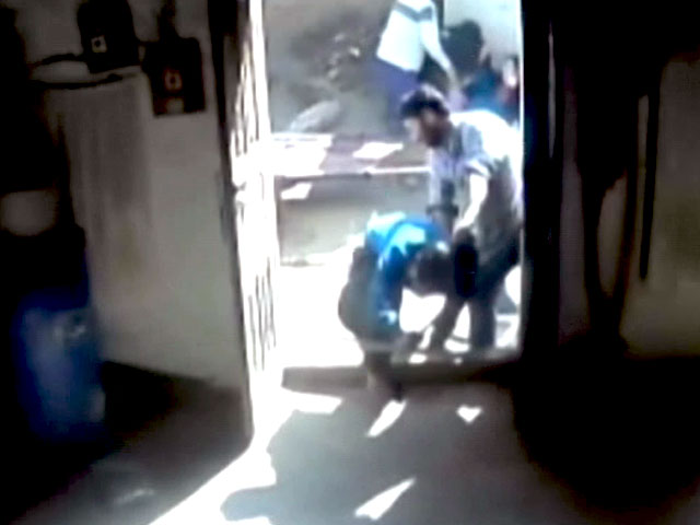 कैमरे में कैद : संगरूर में घर में घुसकर महिलाओं की पिटाई