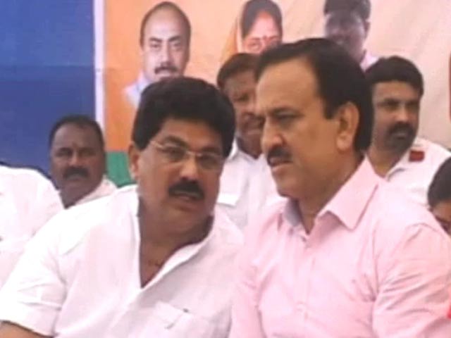 छात्रों के बीच हथियार की नुमाइश पर सवालों में महाराष्ट्र के मंत्री