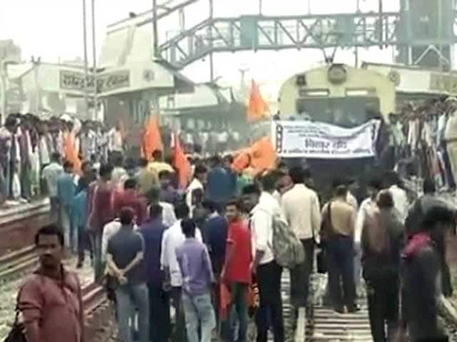 BJP's Protesting Student Activists Stop Trains, Block Highways in Bihar