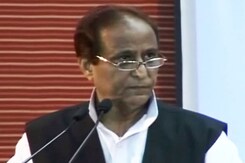 आजम खां के भेजे तोहफ़े पर विवाद आजम खां के भेजे तोहफ़े पर विवाद