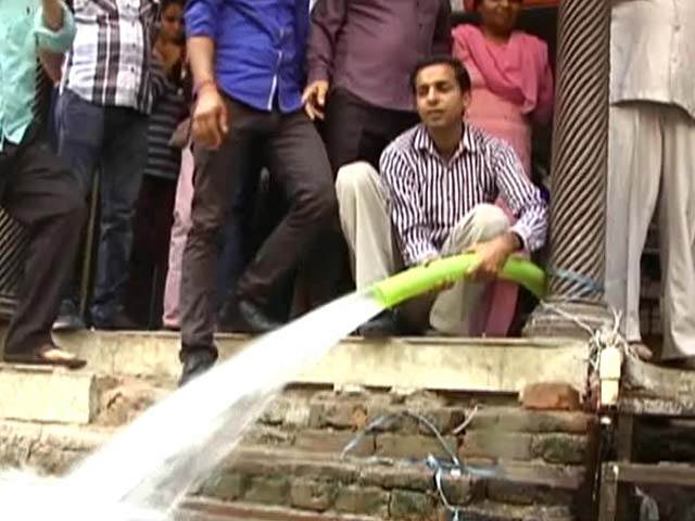 दिल्ली के महरौली में जमीन से निकलता पानी