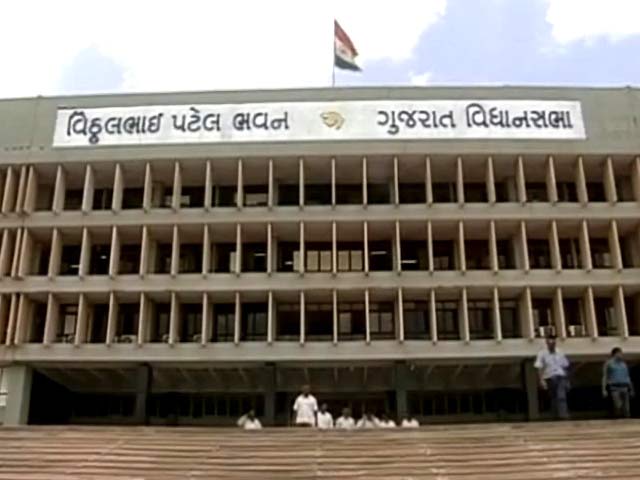 गुजरात सरकार के नए कानून को लेकर विवाद