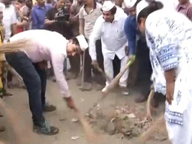 Video : As Garbage Stinks Up Delhi Streets, Unpaid Civic Workers Allege Politics