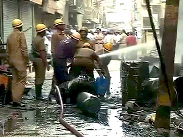 Videos : दिल्ली के गांधी नगर मार्केट में आग