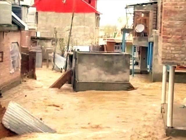 Video : Rain Again in Flood-Hit Srinagar, Heavy Showers Predicted Today