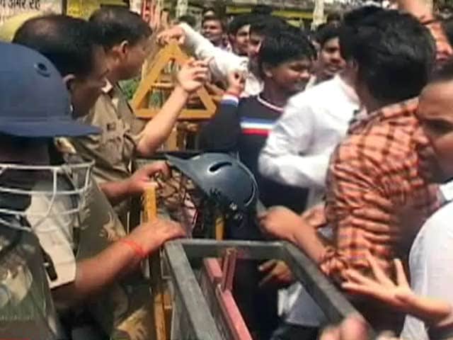 Videos : यूपी-पीसीएस विवाद : इलाहाबाद में उग्र हुआ छात्रों का प्रदर्शन