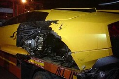 In Delhi, Lamborghini Rams Into Road Divider, Driver Flees In Delhi, Lamborghini Rams Into Road Divider, Driver Flees