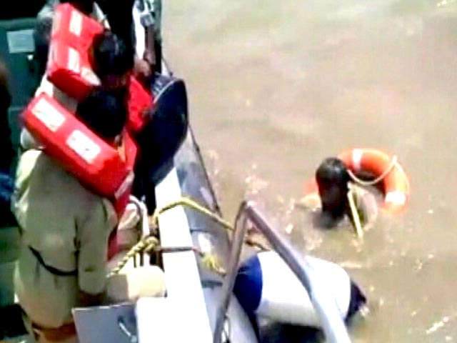 Videos : गुजरात तट के पास डूबा यमन का जहाज, 17 नाविक बचाए गए