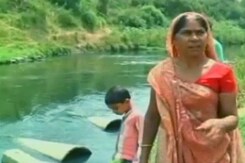 बेटी की जान बचाने के लिए मगरमच्छ से लड़ी मां बेटी की जान बचाने के लिए मगरमच्छ से लड़ी मां