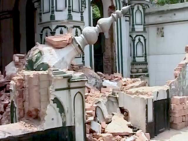 Video : कोलकाता में राजकीय धरोहर घोषित हुई मस्जिद को गिराया गया