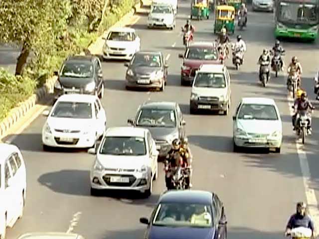 दिल्ली में 15 साल पुरानी गाड़ियों पर गाज