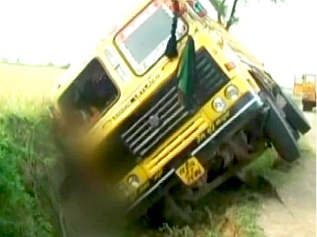 Videos : मध्य प्रदेश : डंपर ने पुलिस वाले को कुचला