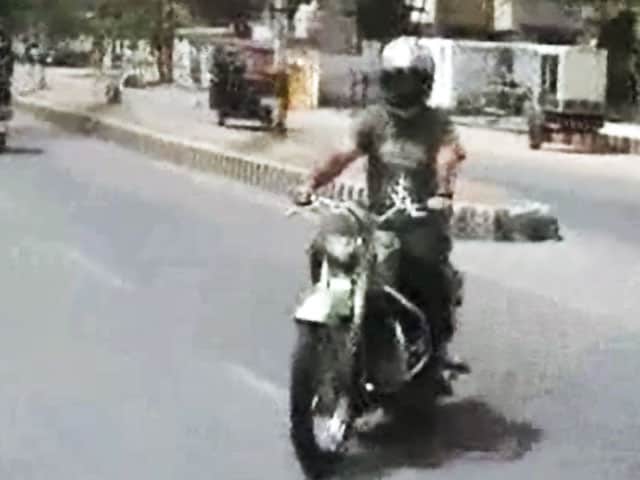 Video : रांची की सड़कों पर बाइक दौड़ाते दिखे धोनी