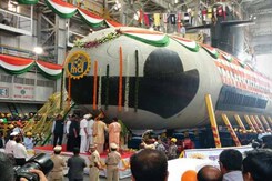 समंदर में उतरी स्कॉर्पीन पनडुब्बी समंदर में उतरी स्कॉर्पीन पनडुब्बी