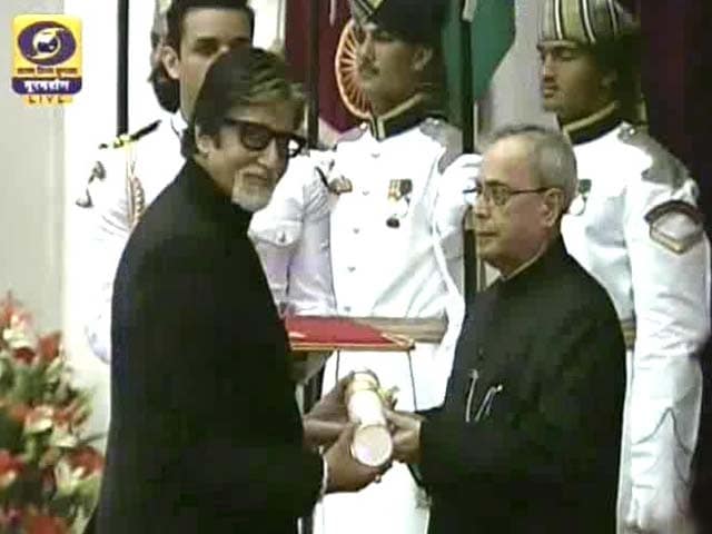 Video : Amitabh Bachchan Receives His Padma Vibhushan; Family Attends Ceremony