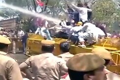 मुख्यमंत्री अरविंद केजरीवाल के घर के बाहर बीजेपी का जोरदार प्रदर्शन मुख्यमंत्री अरविंद केजरीवाल के घर के बाहर बीजेपी का जोरदार प्रदर्शन