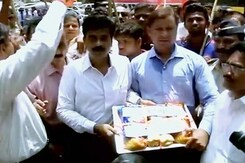 शोभा डे के घर के बार शिवसेना का प्रदर्शन शोभा डे के घर के बार शिवसेना का प्रदर्शन