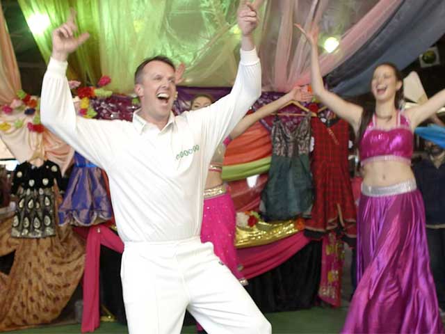 Video : Graeme Swann Celebrates Indian Premier League 2015, Bollywood-style!