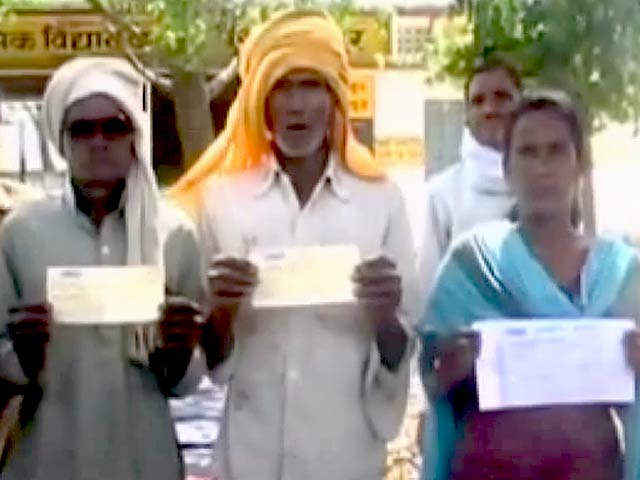 मुआवजे के नाम पर मजाक, किसानों को मिले 150-200 के चेक