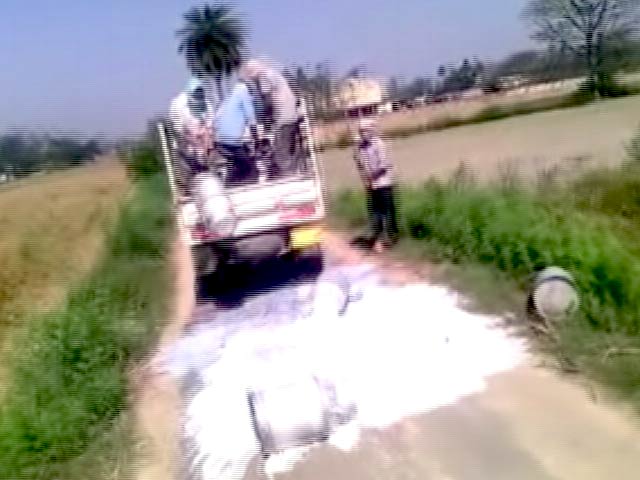 दूध माफिया की गुंडागर्दी, हजारों लीटर दूध सड़क पर बहाया