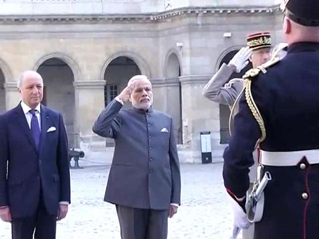 Video : PM Modi Gets a Ceremonial Welcome in Paris